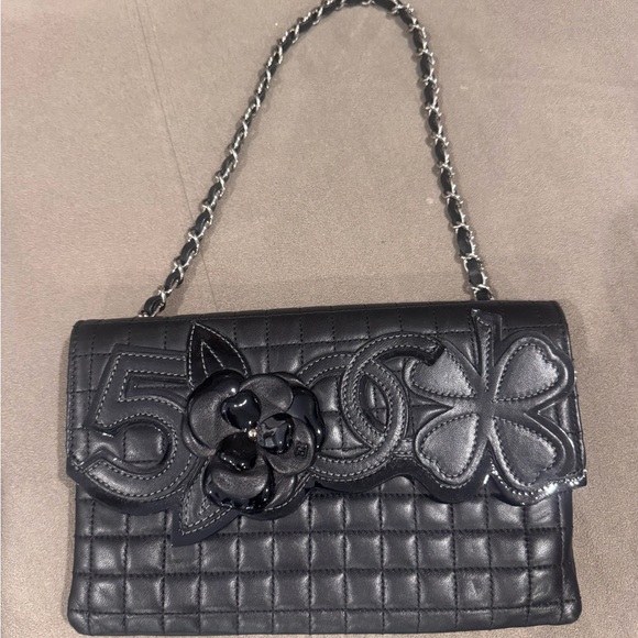 Chanel Black Quilted Designer Shoulder Bag - Picture 1 of 7